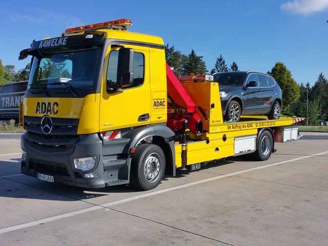 Abschleppwagen mit aufgeladenem Fahrzeug